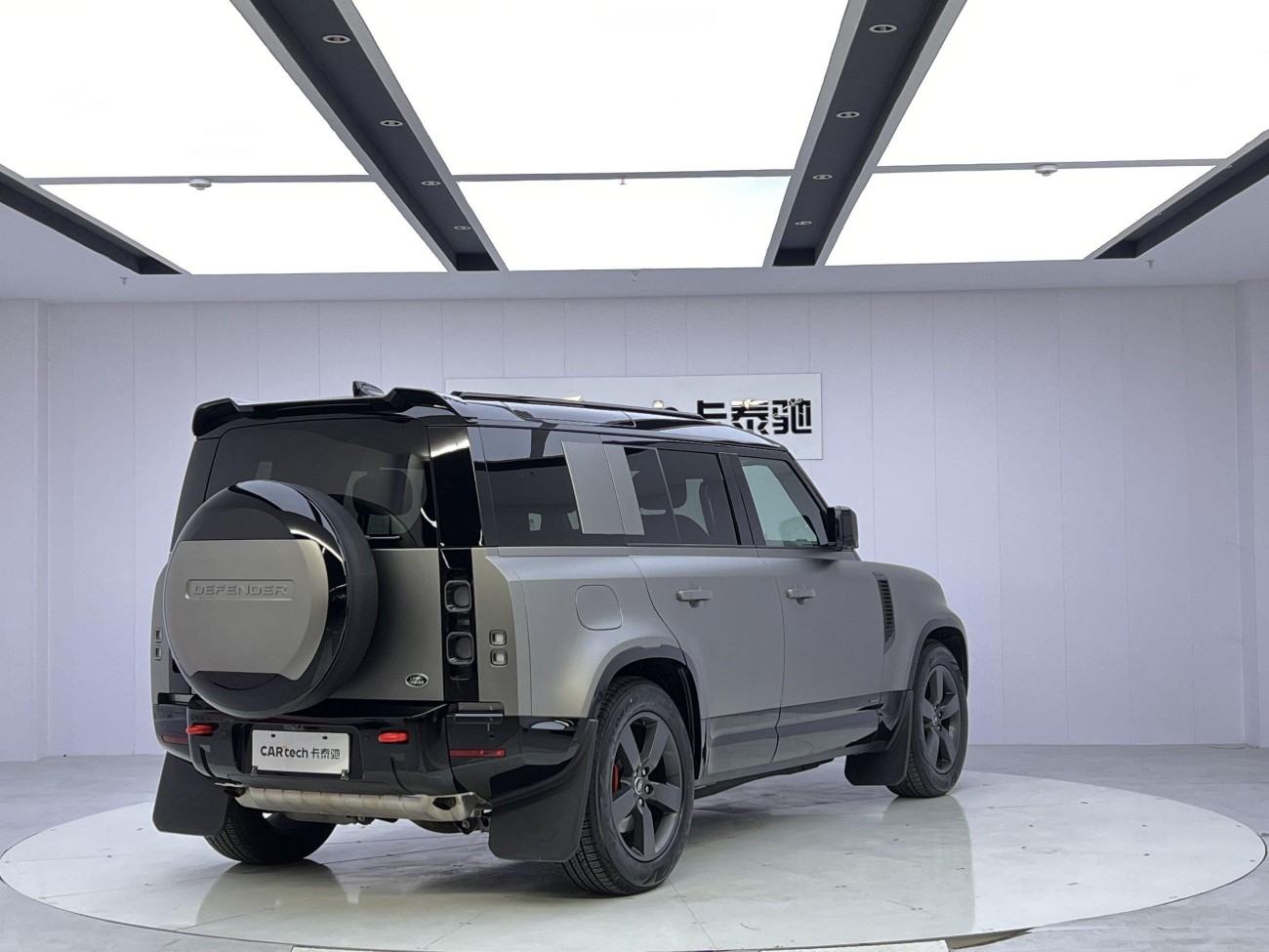 Land Rover Defender 2024