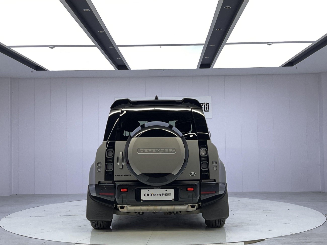 Land Rover Defender 2024