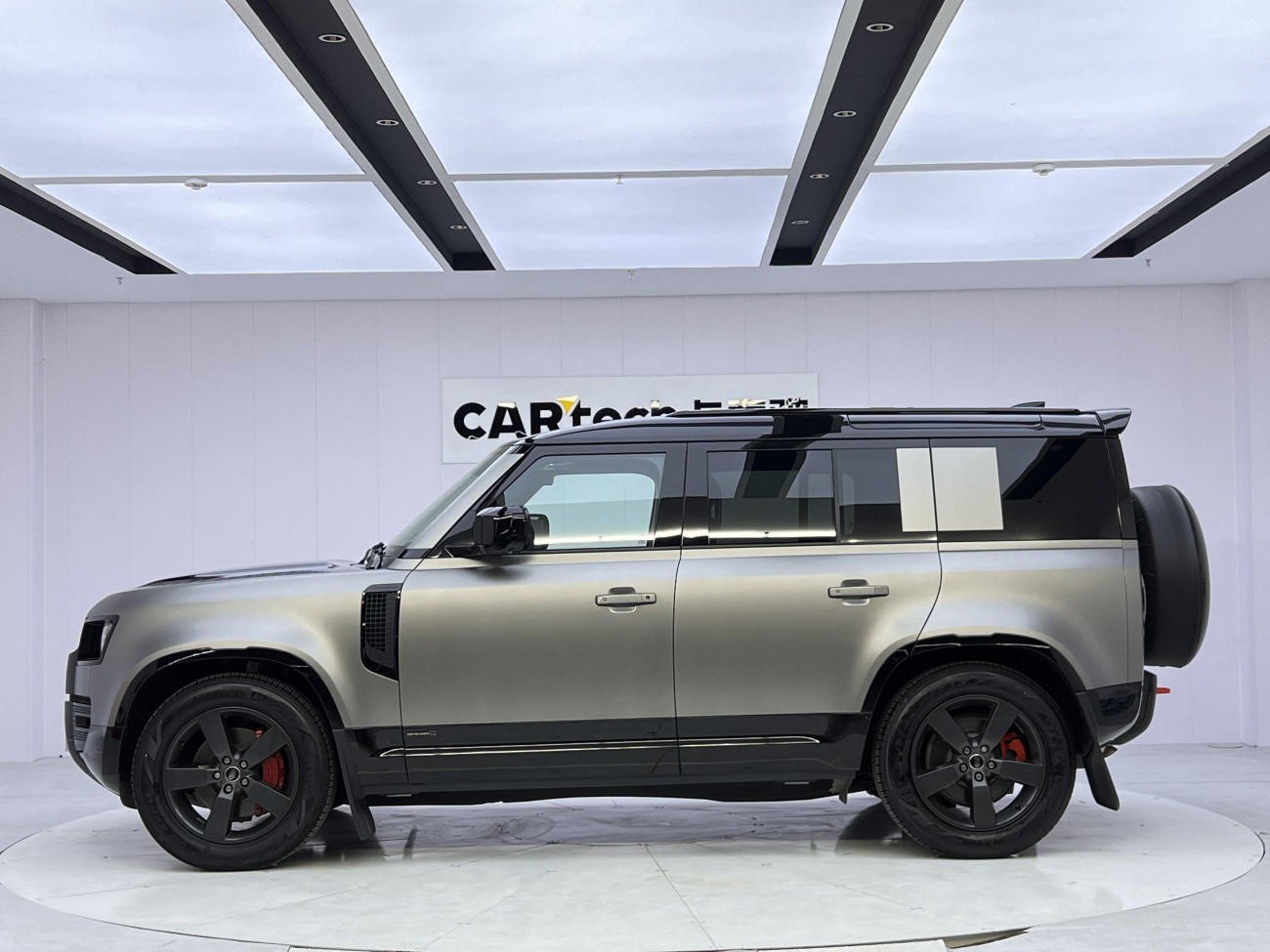 Land Rover Defender 2024