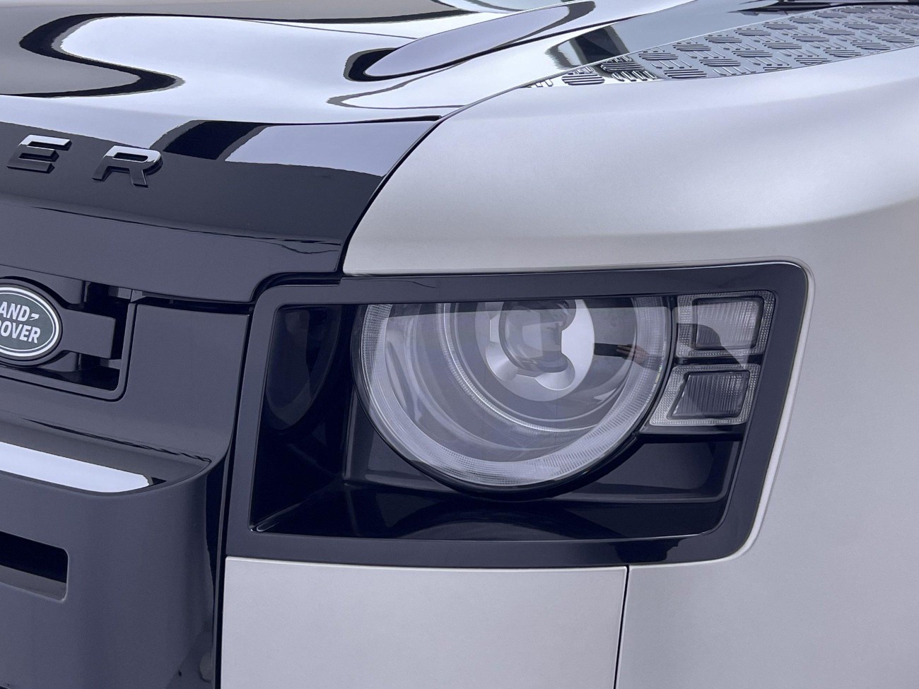 Land Rover Defender 2024