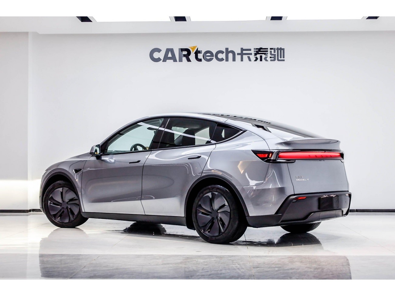 Tesla Model Y 2025
