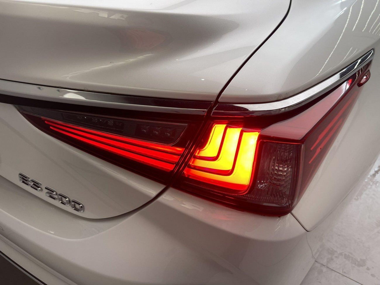 Lexus ES 200 2023