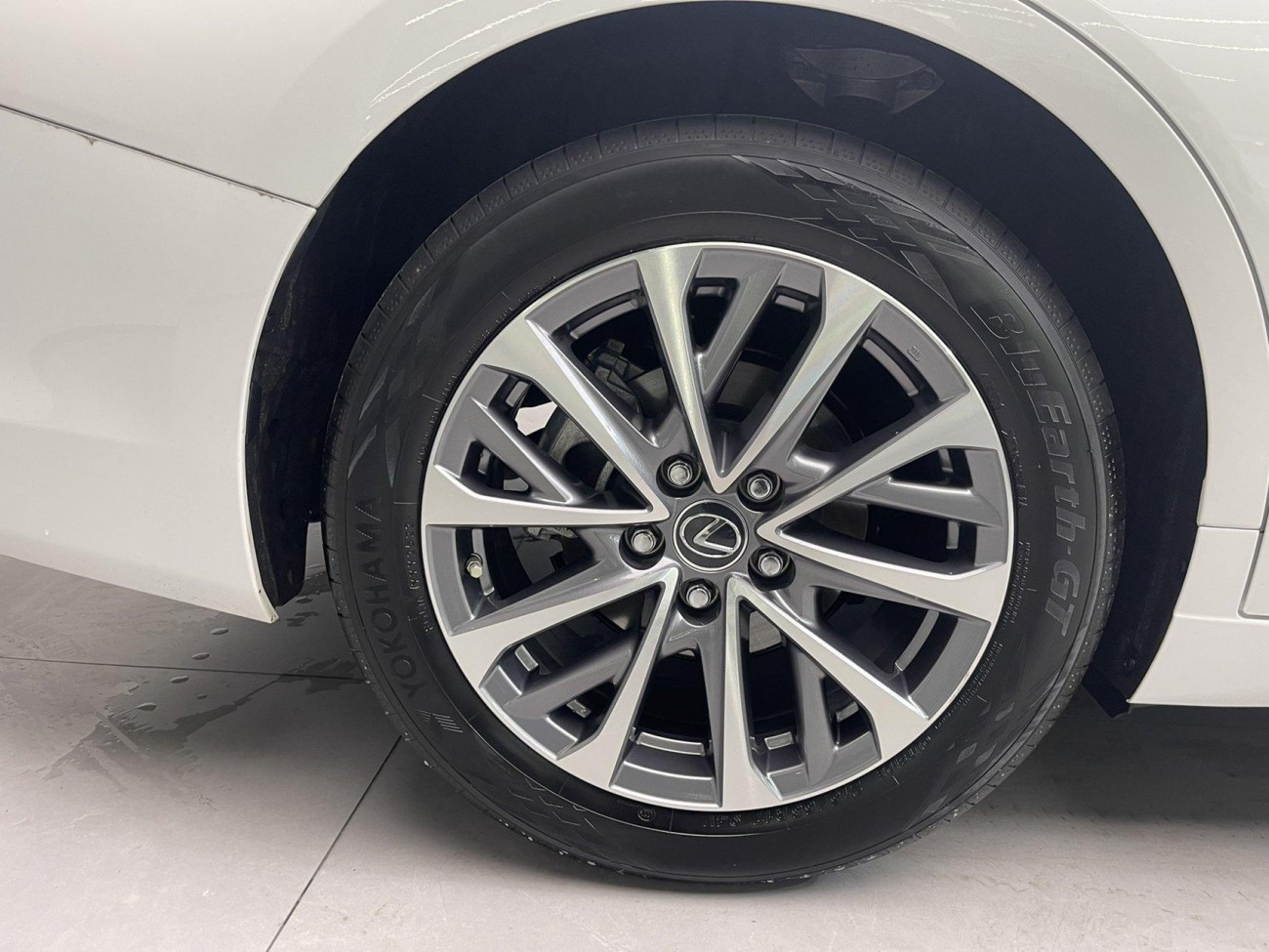Lexus ES 200 2023