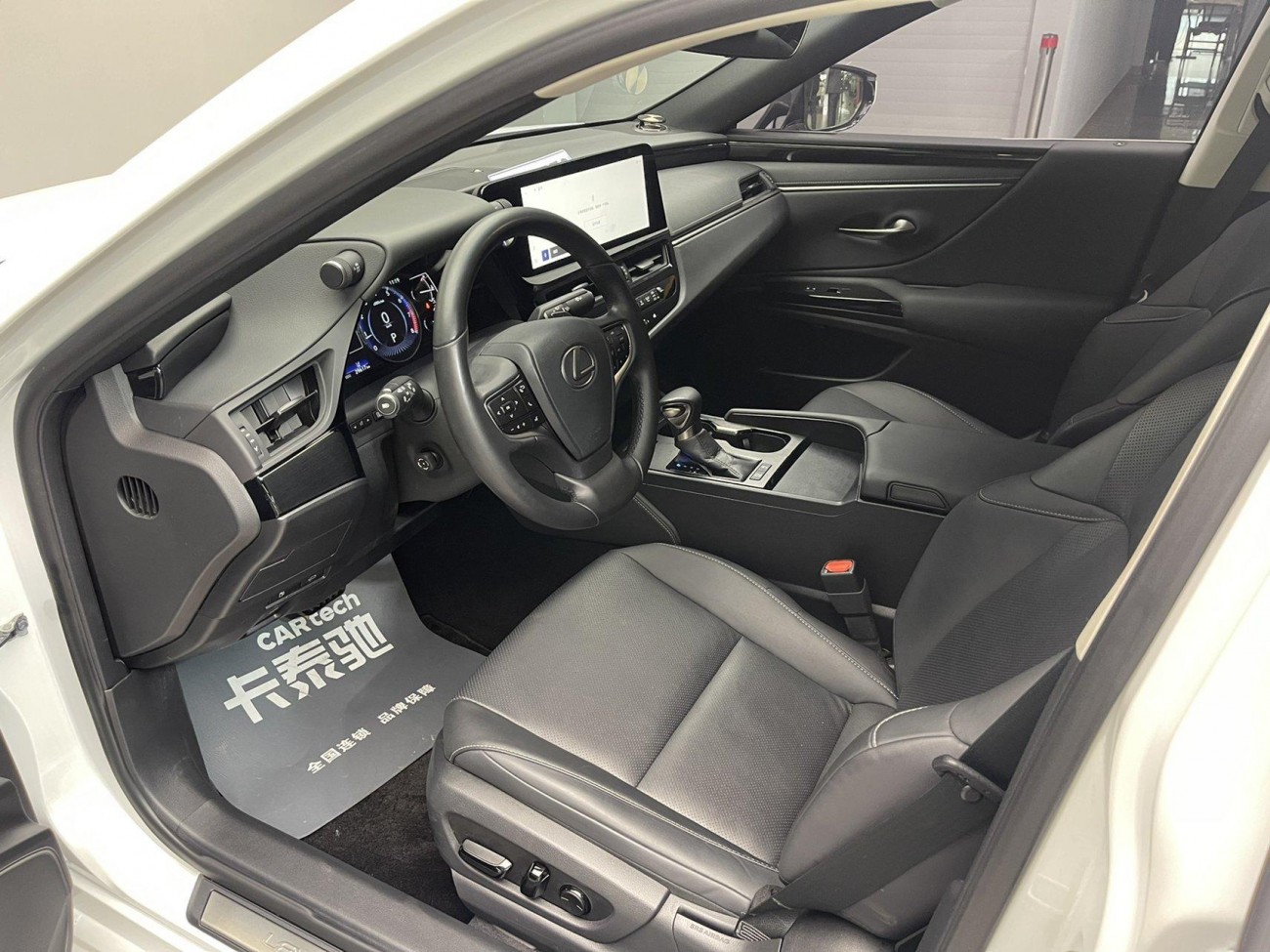 Lexus ES 200 2023