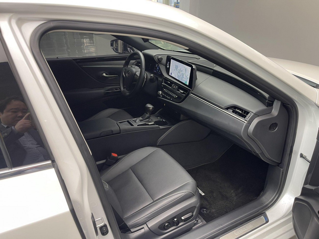 Lexus ES 200 2023