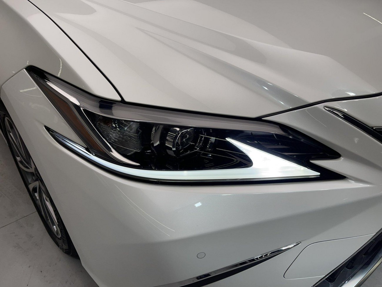 Lexus ES 200 2023