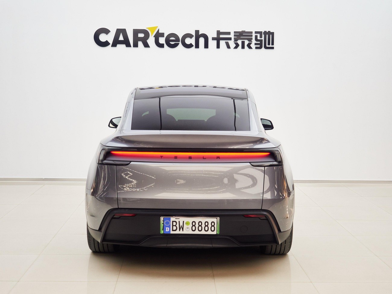 Tesla Model Y 2025