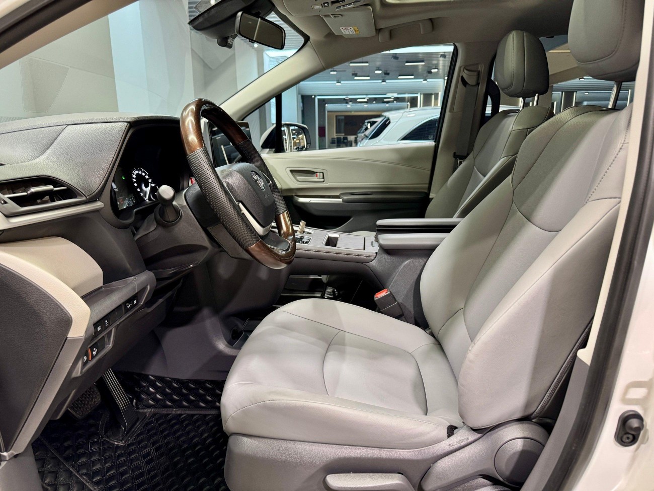 Toyota Granvia 2024