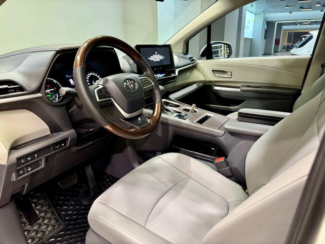 Toyota Granvia 2024