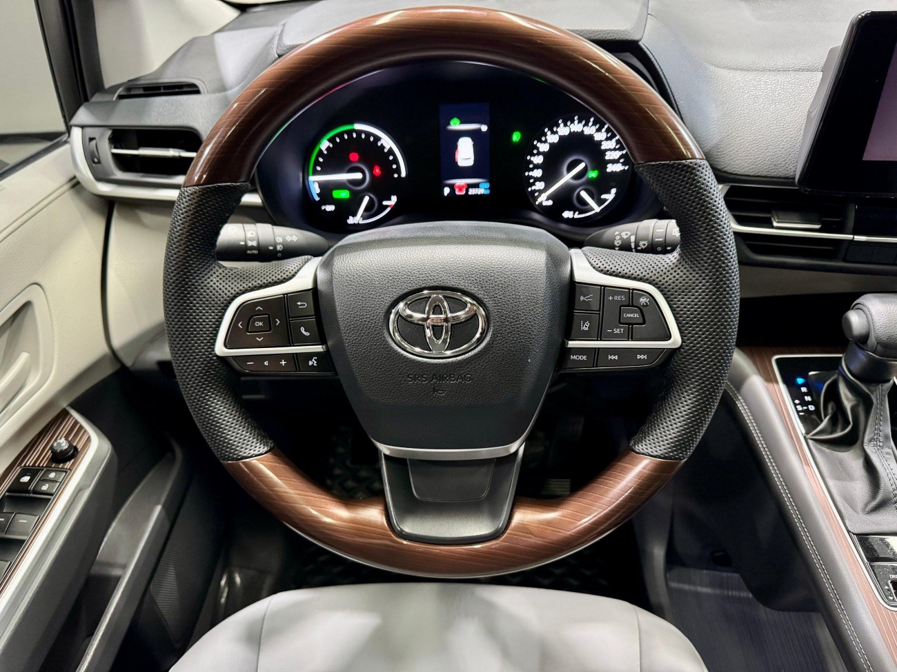 Toyota Granvia 2024