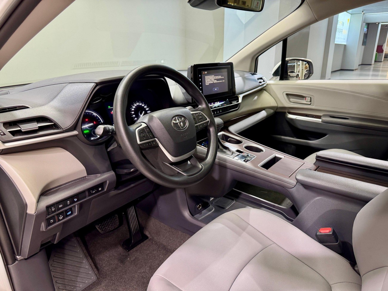 Toyota Granvia 2024