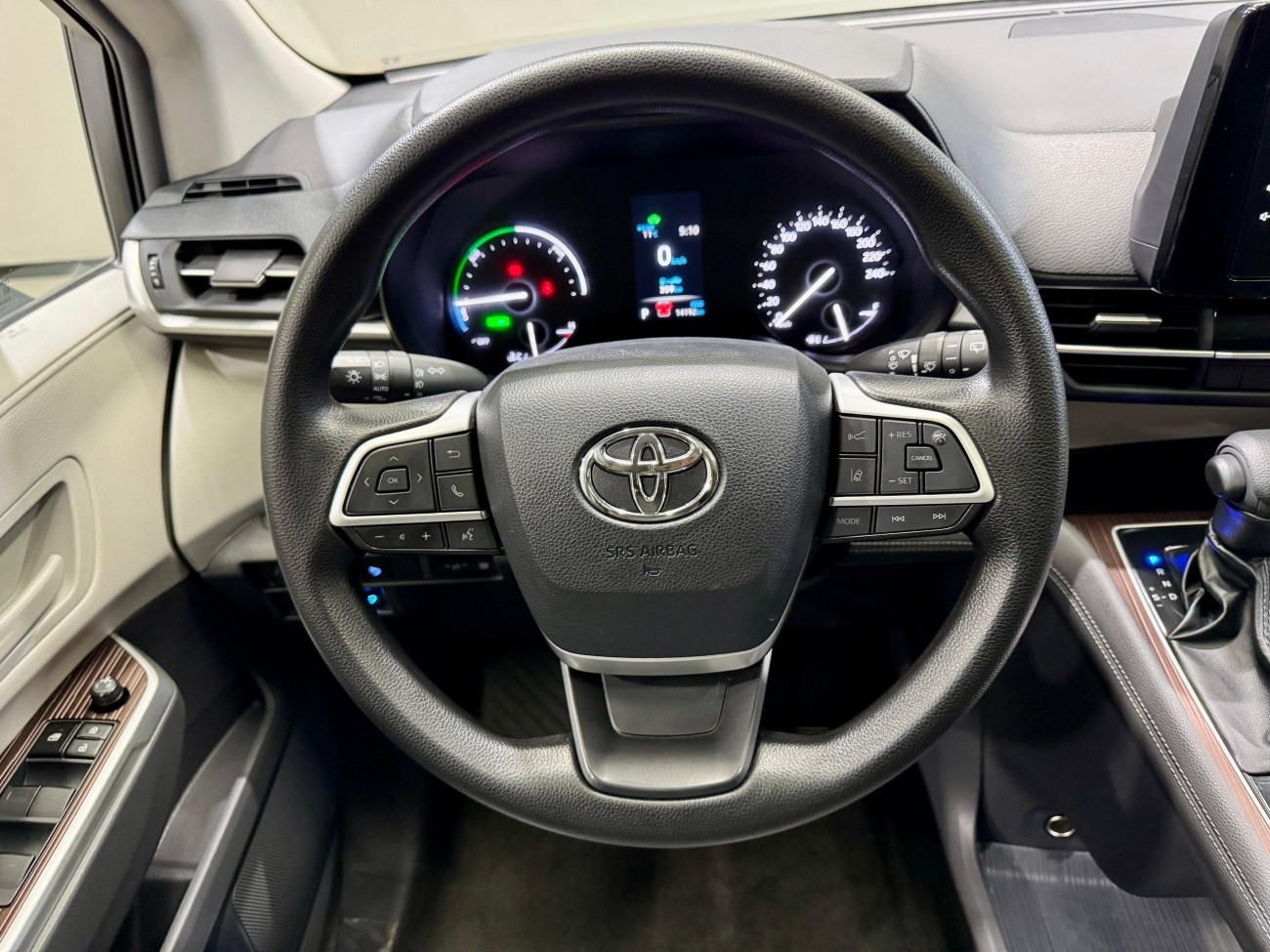 Toyota Granvia 2024