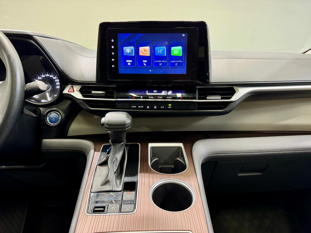 Toyota Granvia 2024