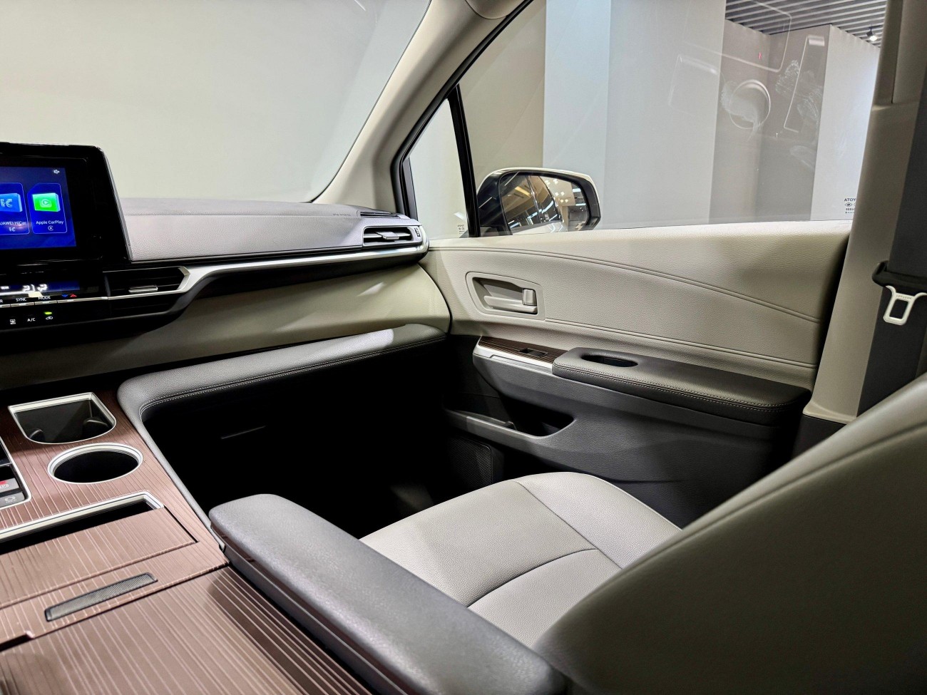 Toyota Granvia 2024