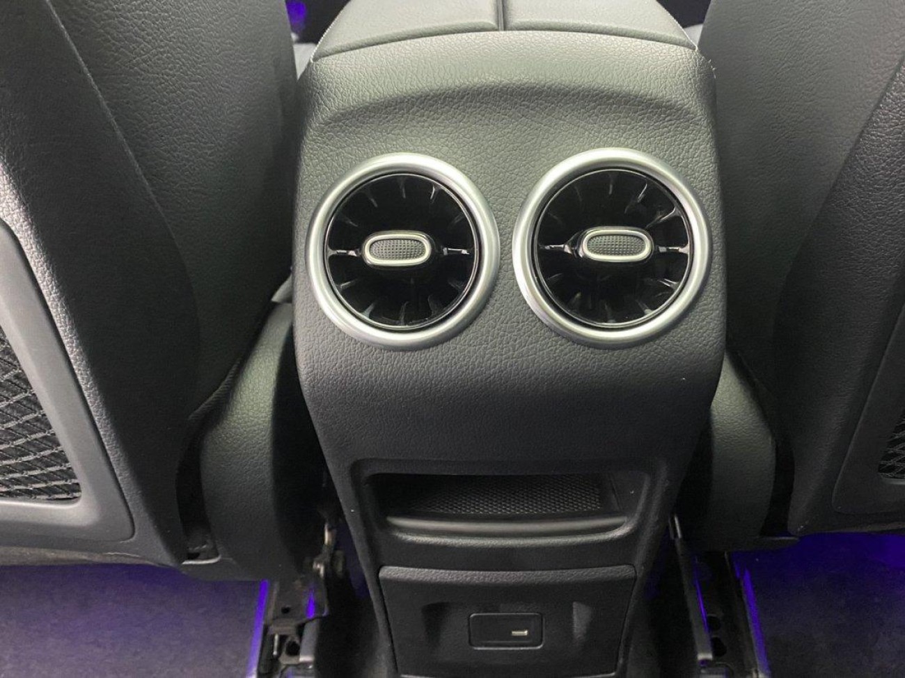 Mercedes-Benz GLB 2023