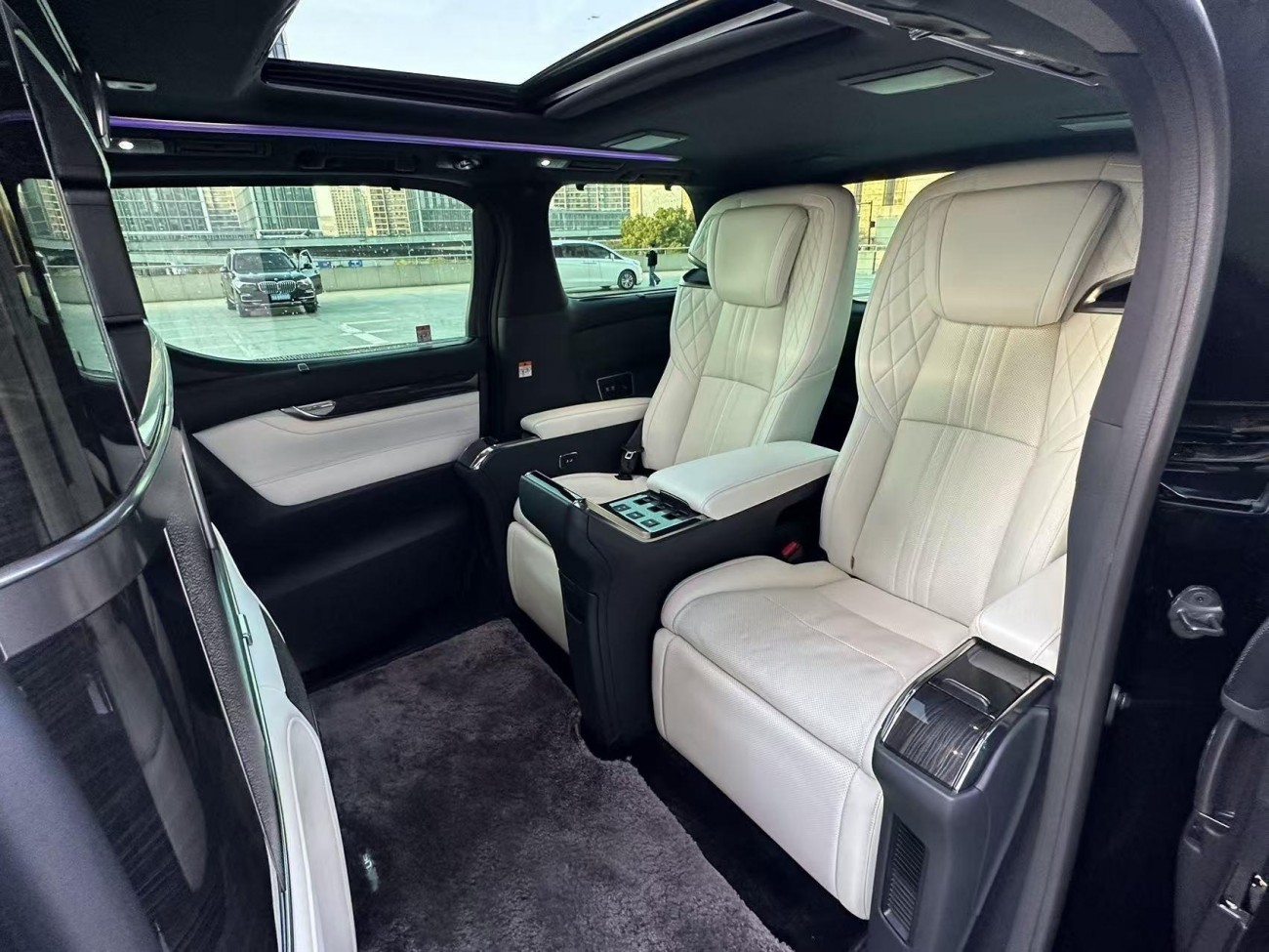 Lexus LM 300h 2022