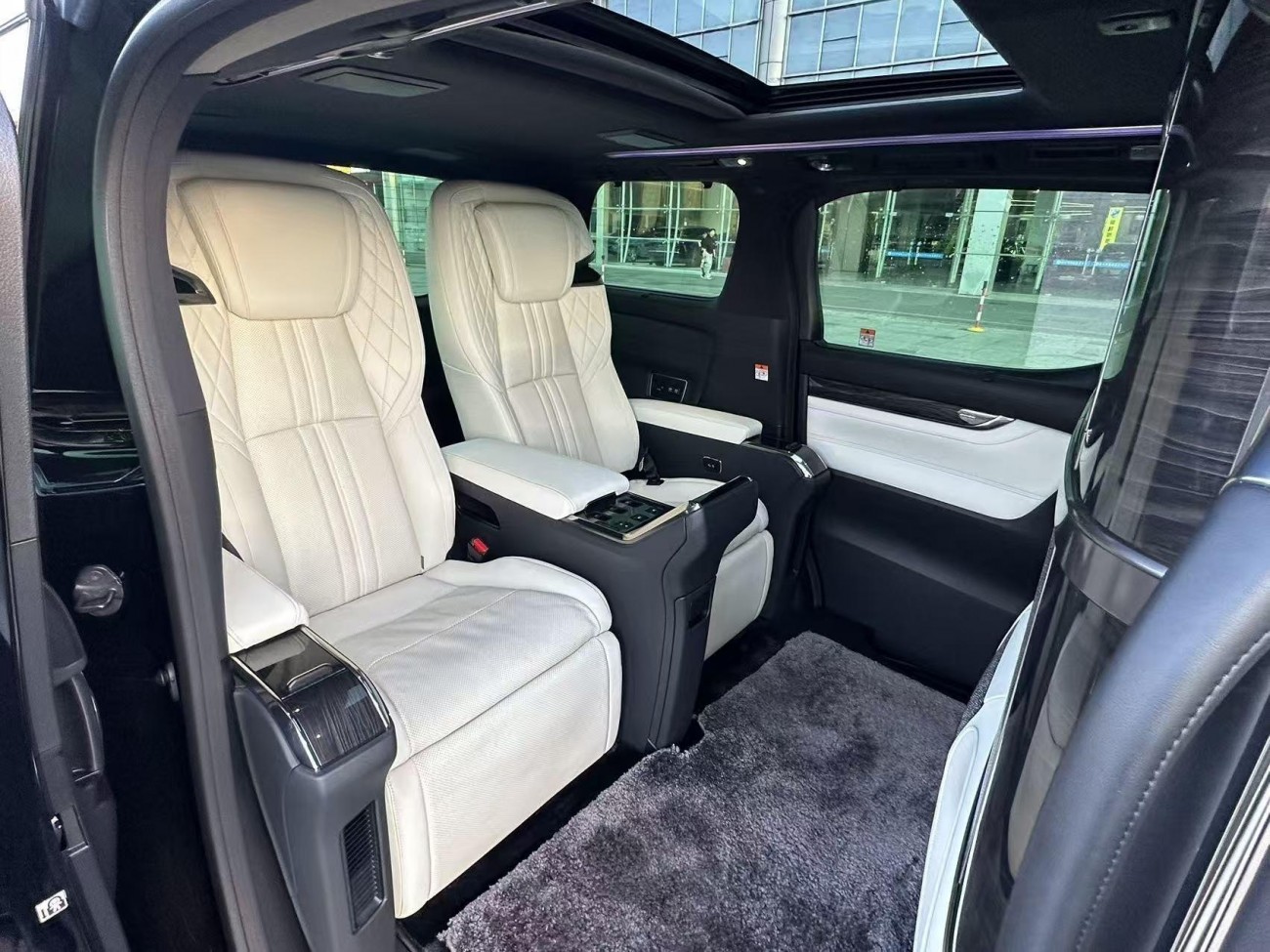 Lexus LM 300h 2022
