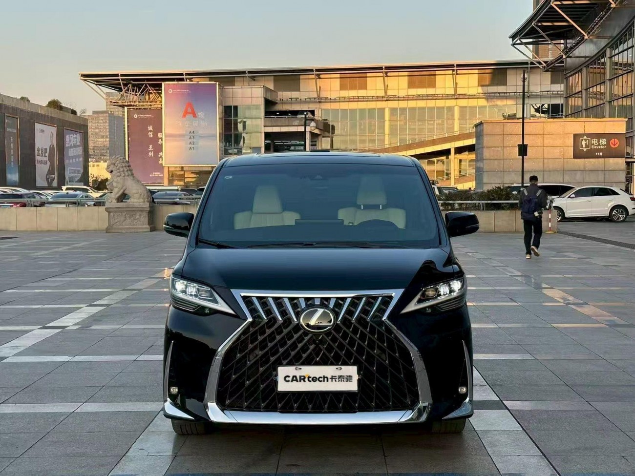 Lexus LM 300h 2022