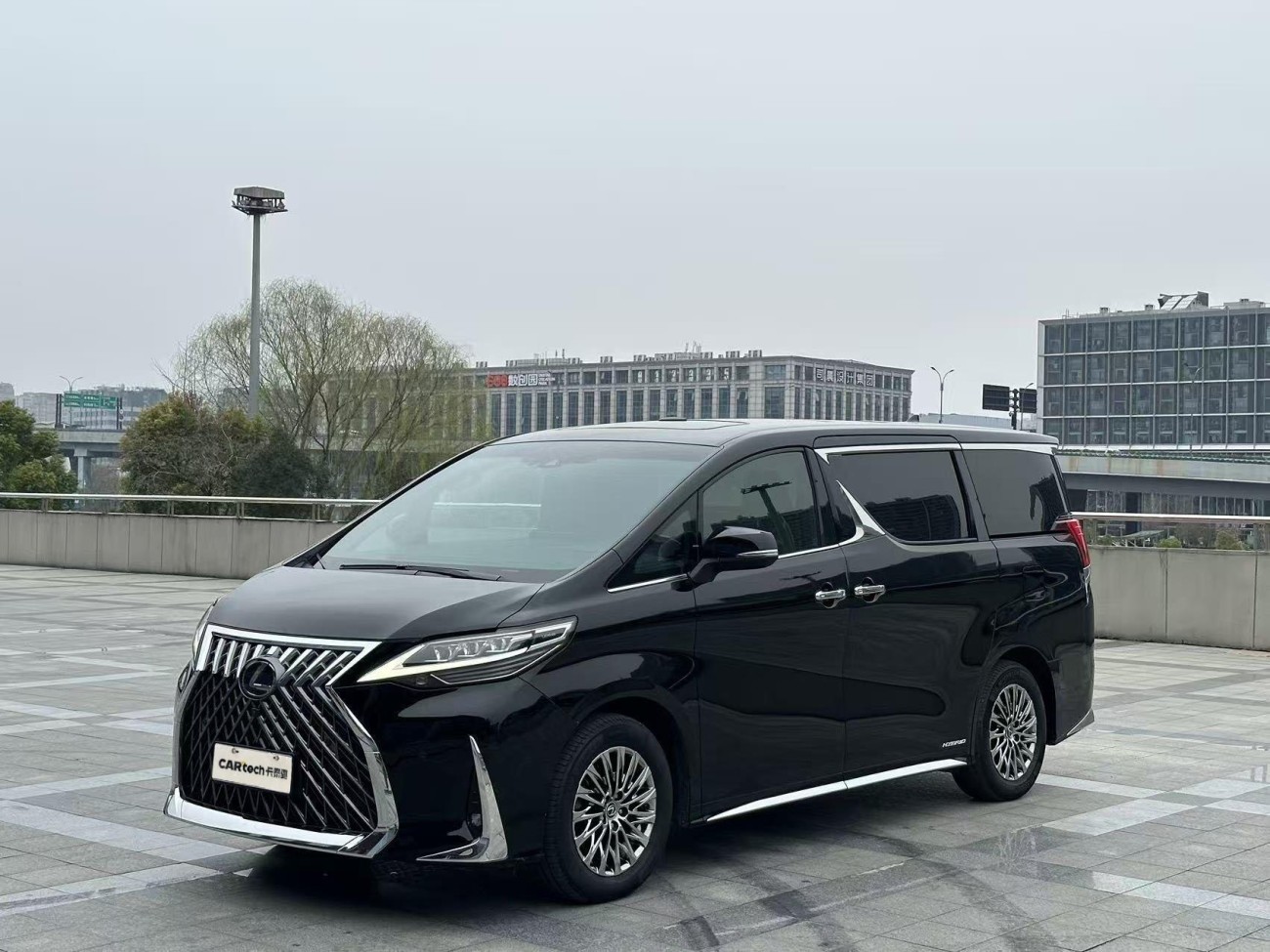 Lexus LM 300h 2021