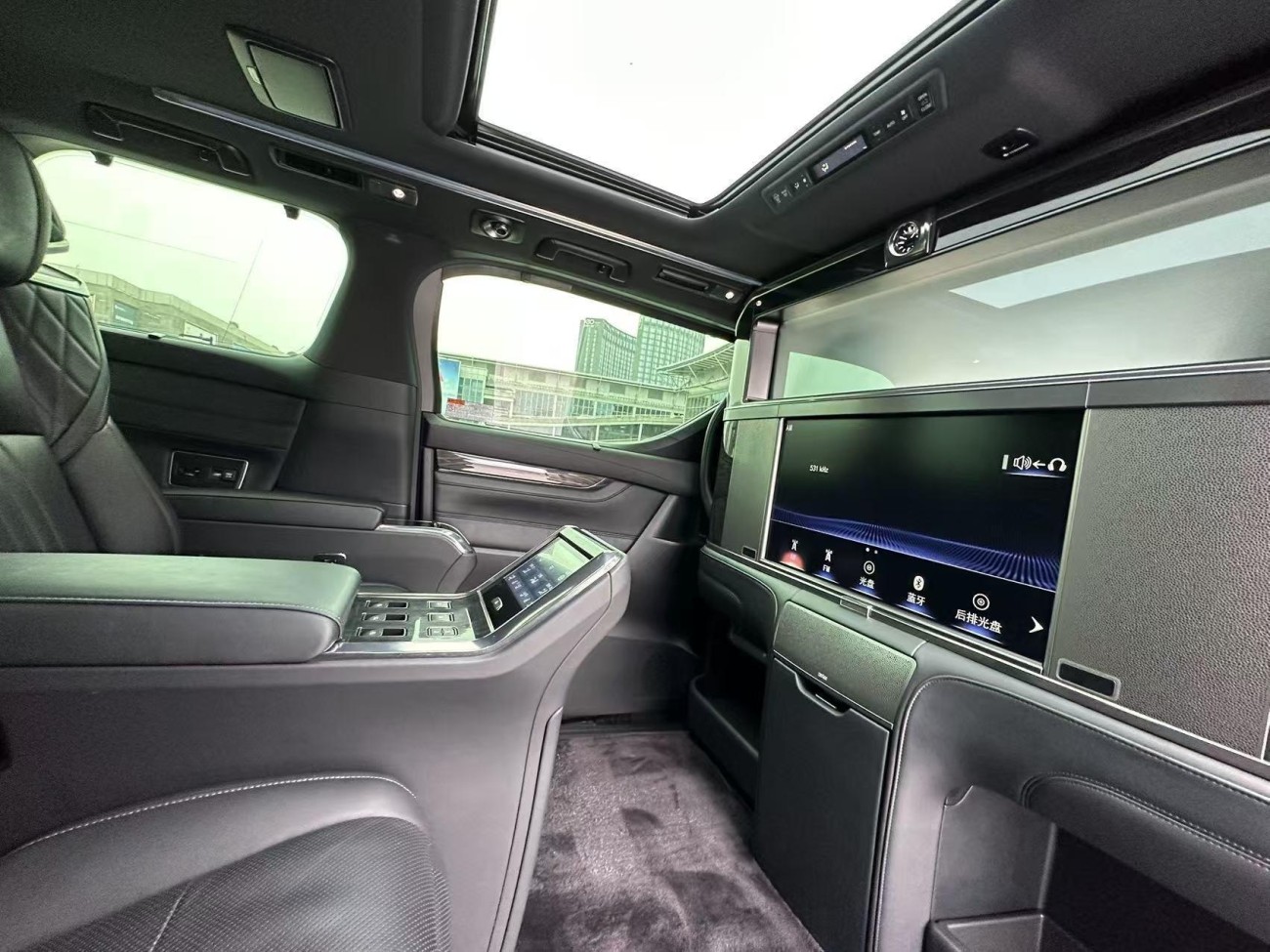 Lexus LM 300h 2021