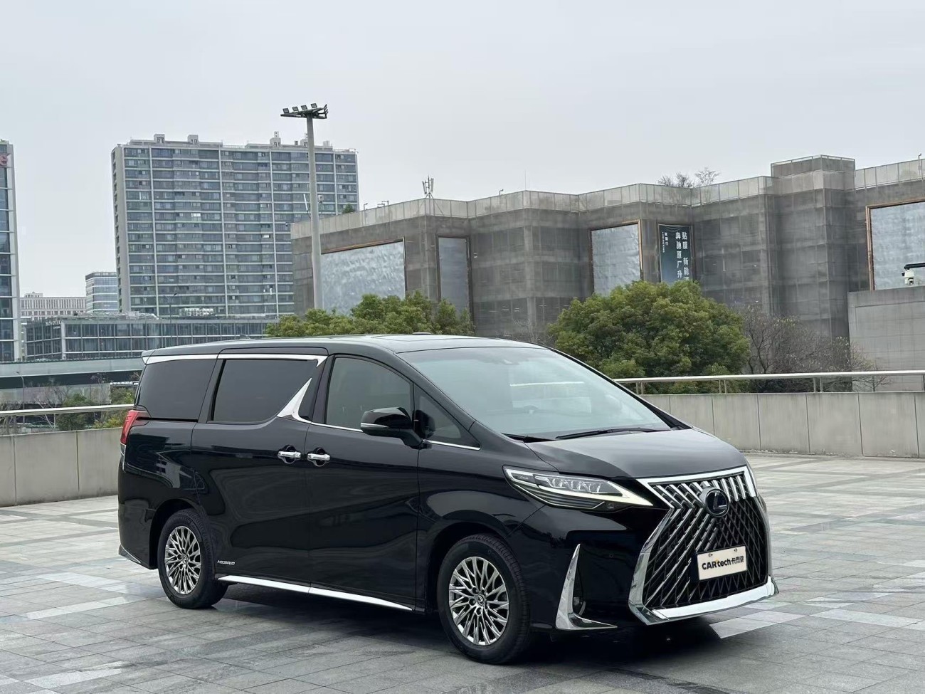Lexus LM 300h 2021