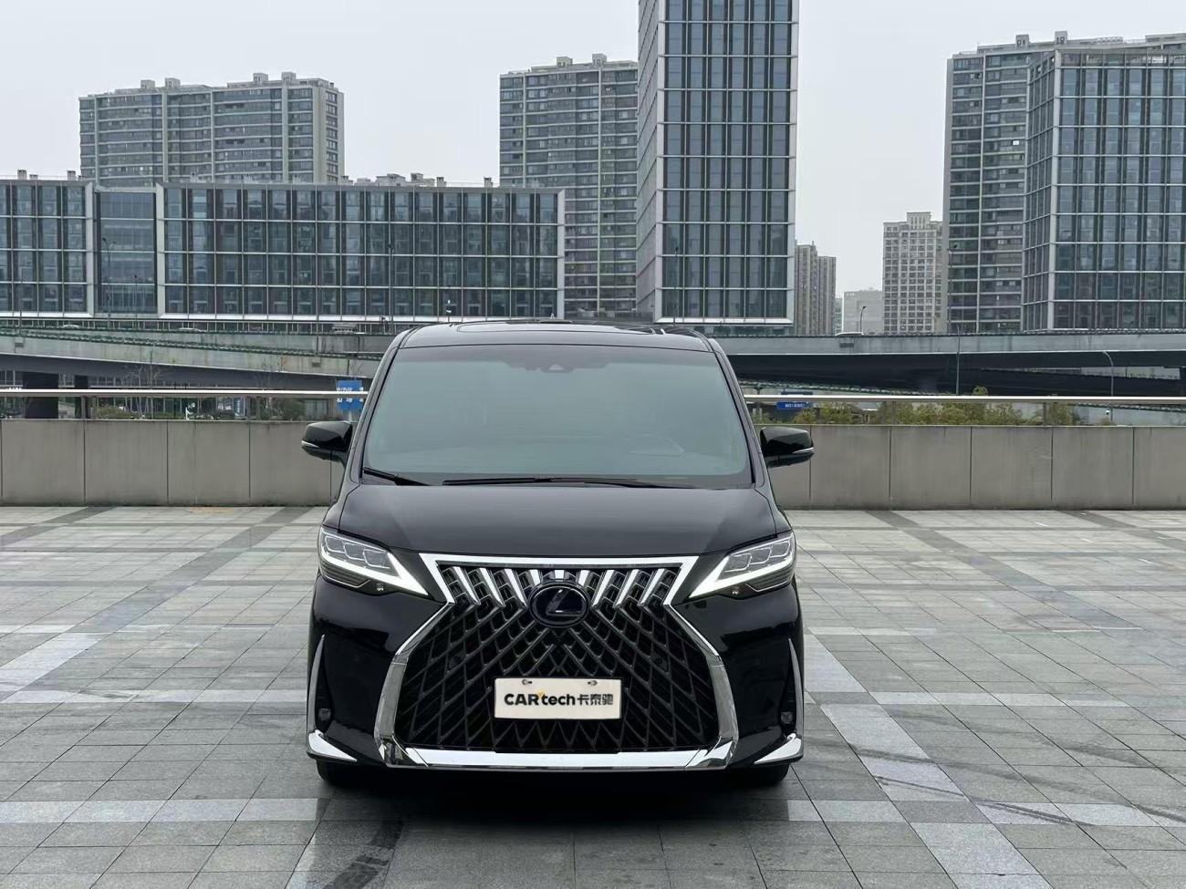 Lexus LM 300h 2021