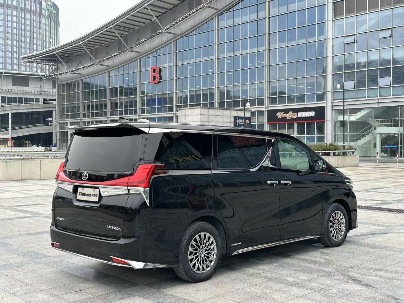Lexus LM 300h 2021