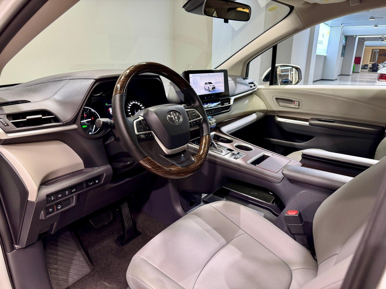 Toyota Granvia 2025