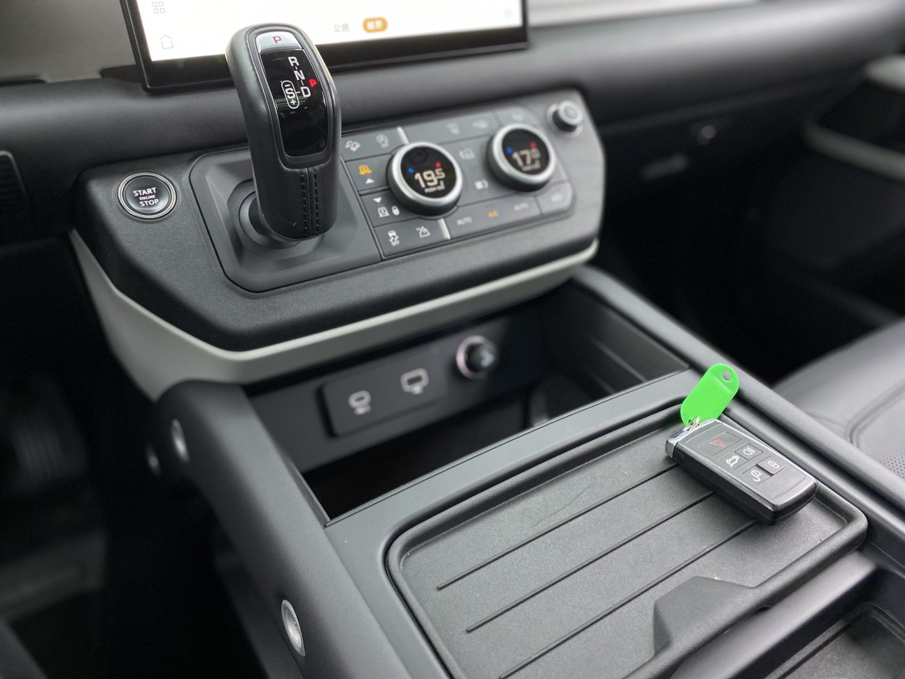 Land Rover Defender 2023
