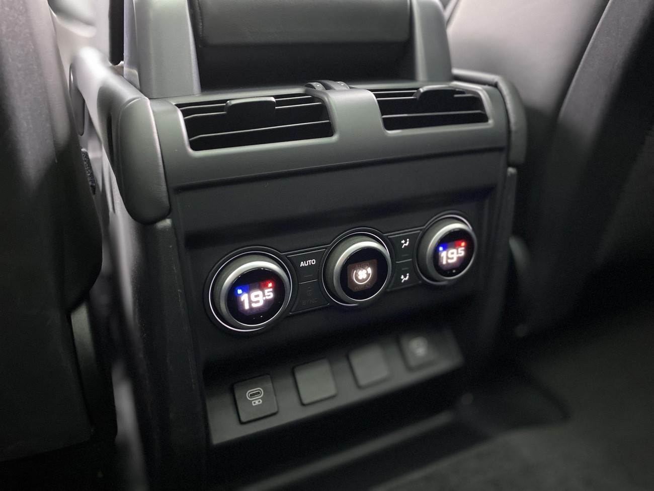 Land Rover Defender 2023