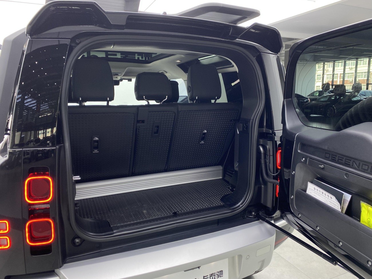 Land Rover Defender 2023