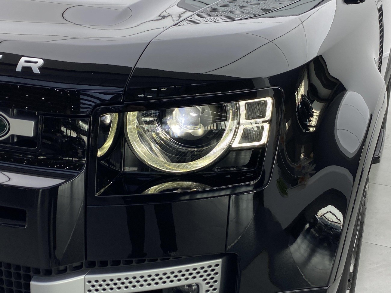Land Rover Defender 2023