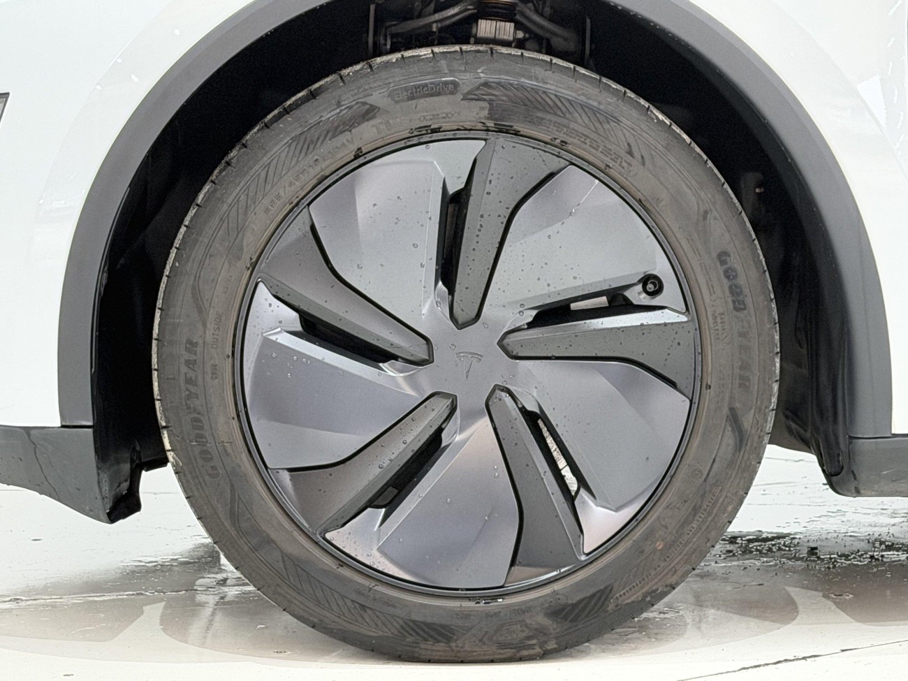 Tesla Model Y 2025