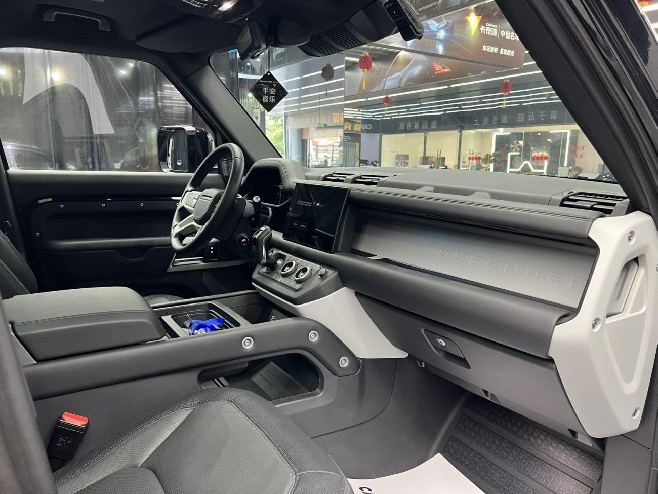 Land Rover Defender 2024