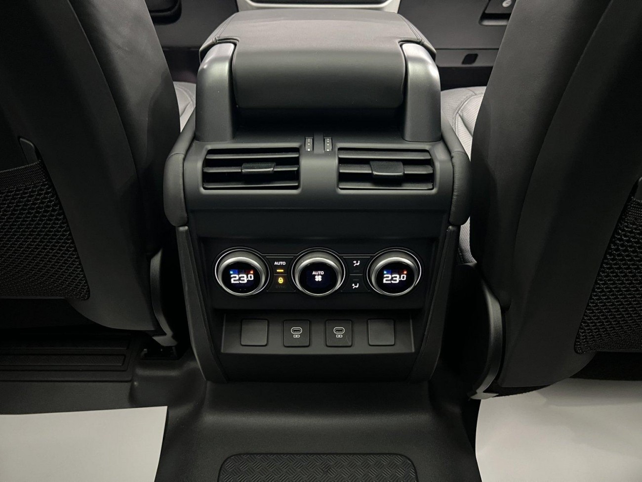 Land Rover Defender 2024