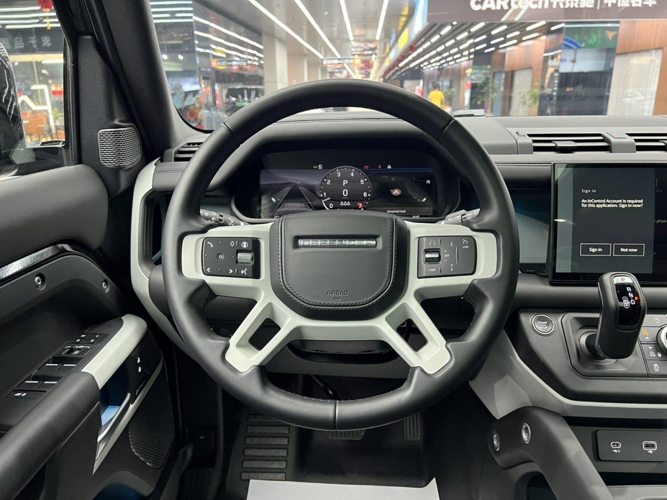Land Rover Defender 2024