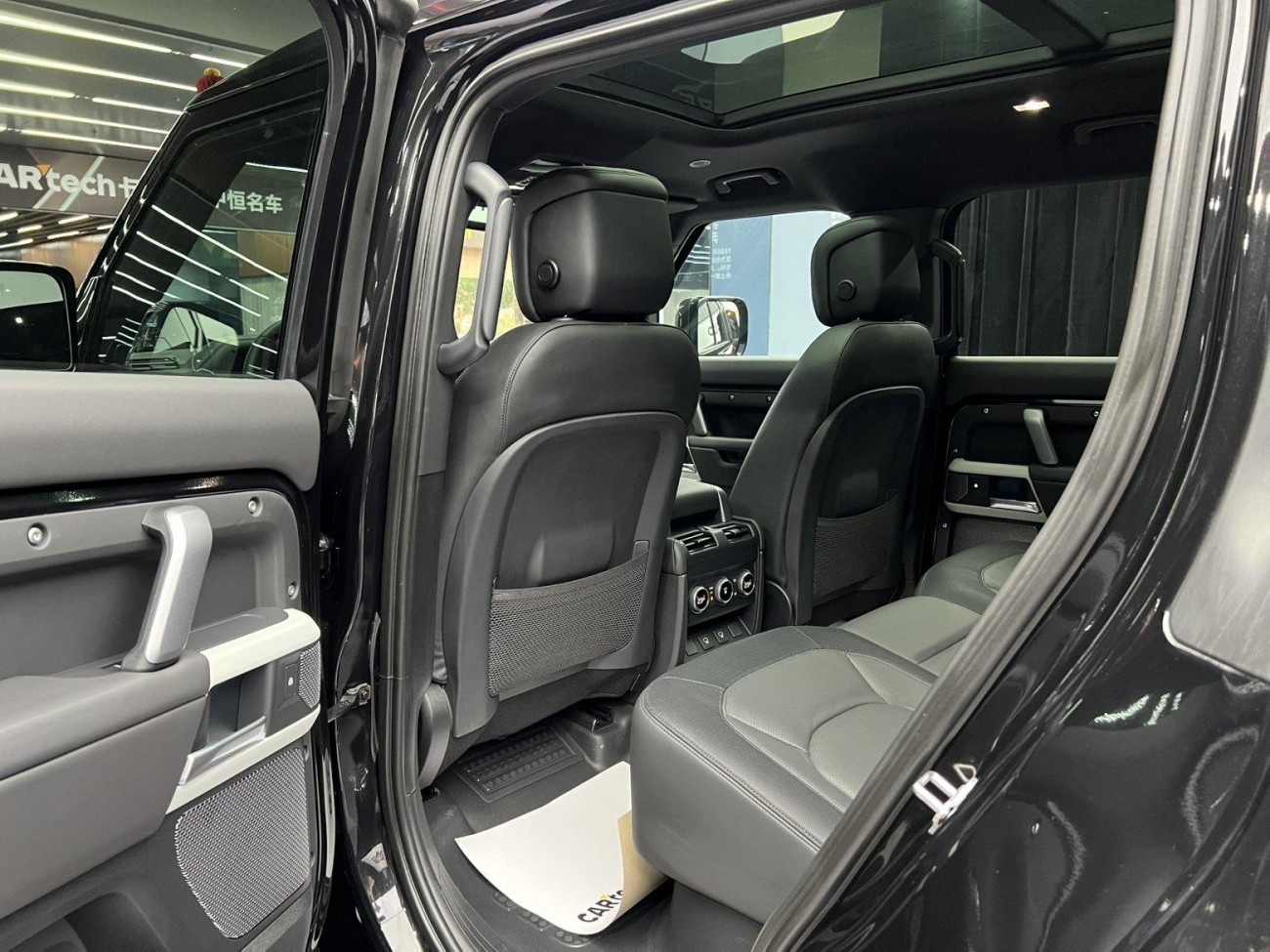 Land Rover Defender 2024