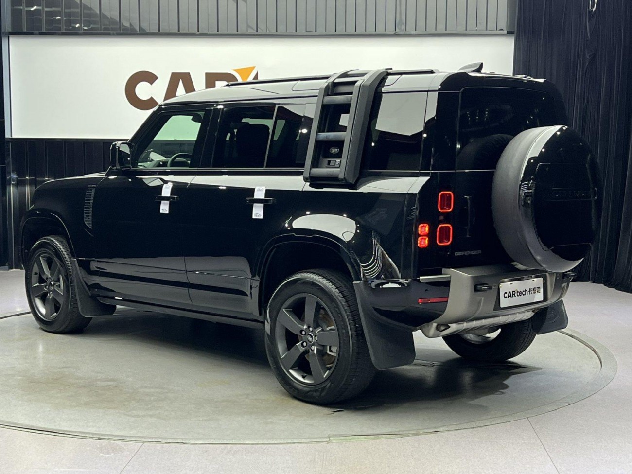 Land Rover Defender 2024