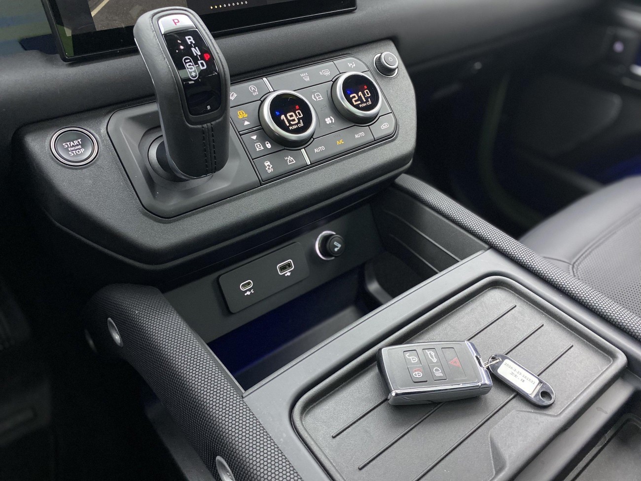 Land Rover Defender 2023