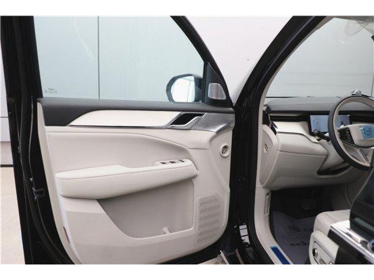 Volvo EM90 2026