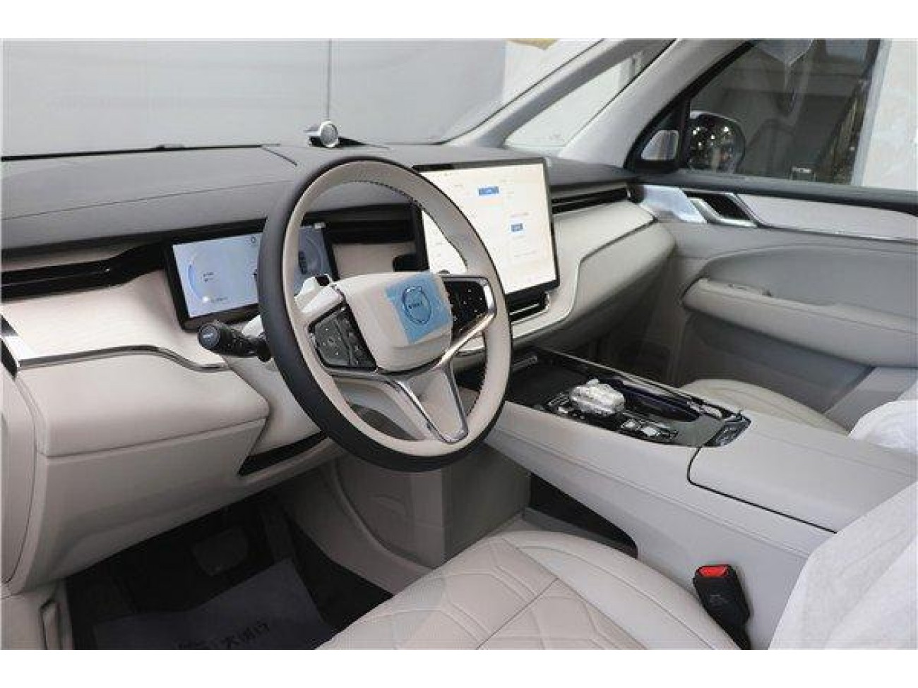 Volvo EM90 2026