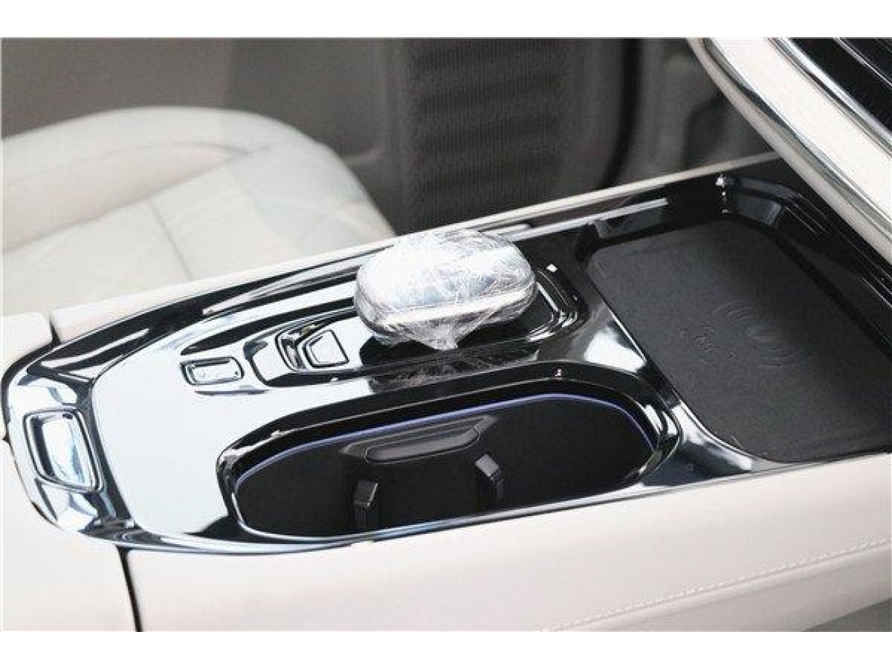 Volvo EM90 2026