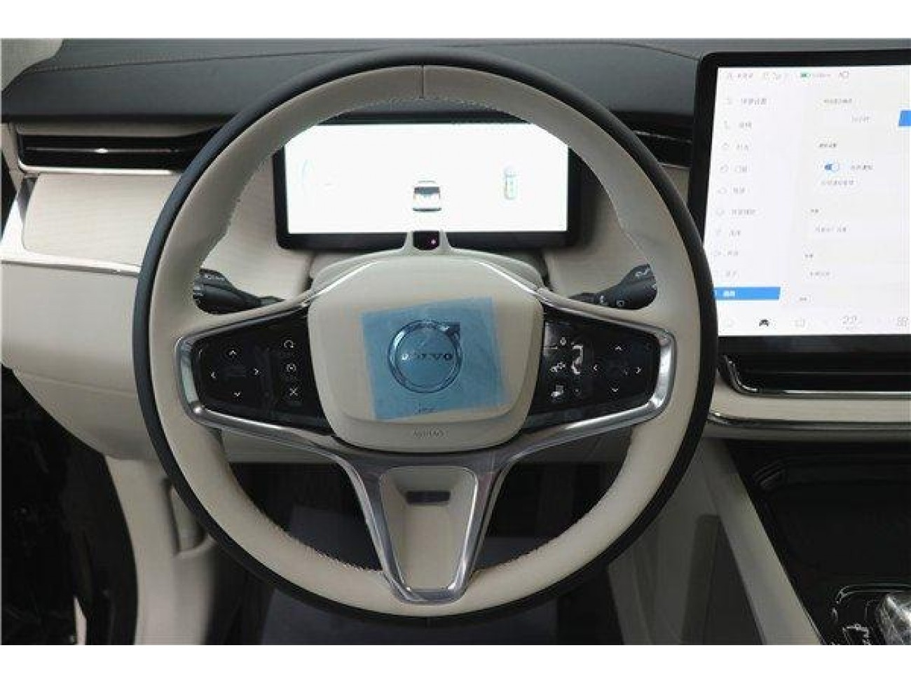 Volvo EM90 2026