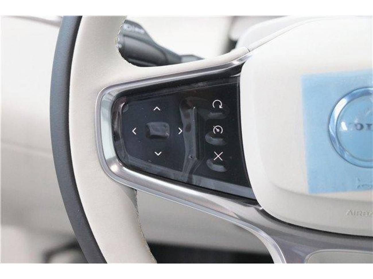 Volvo EM90 2026