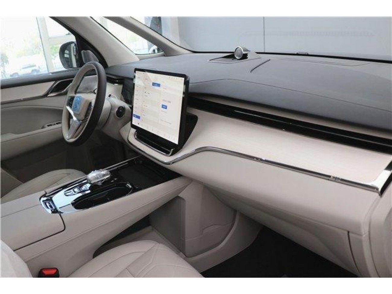 Volvo EM90 2026