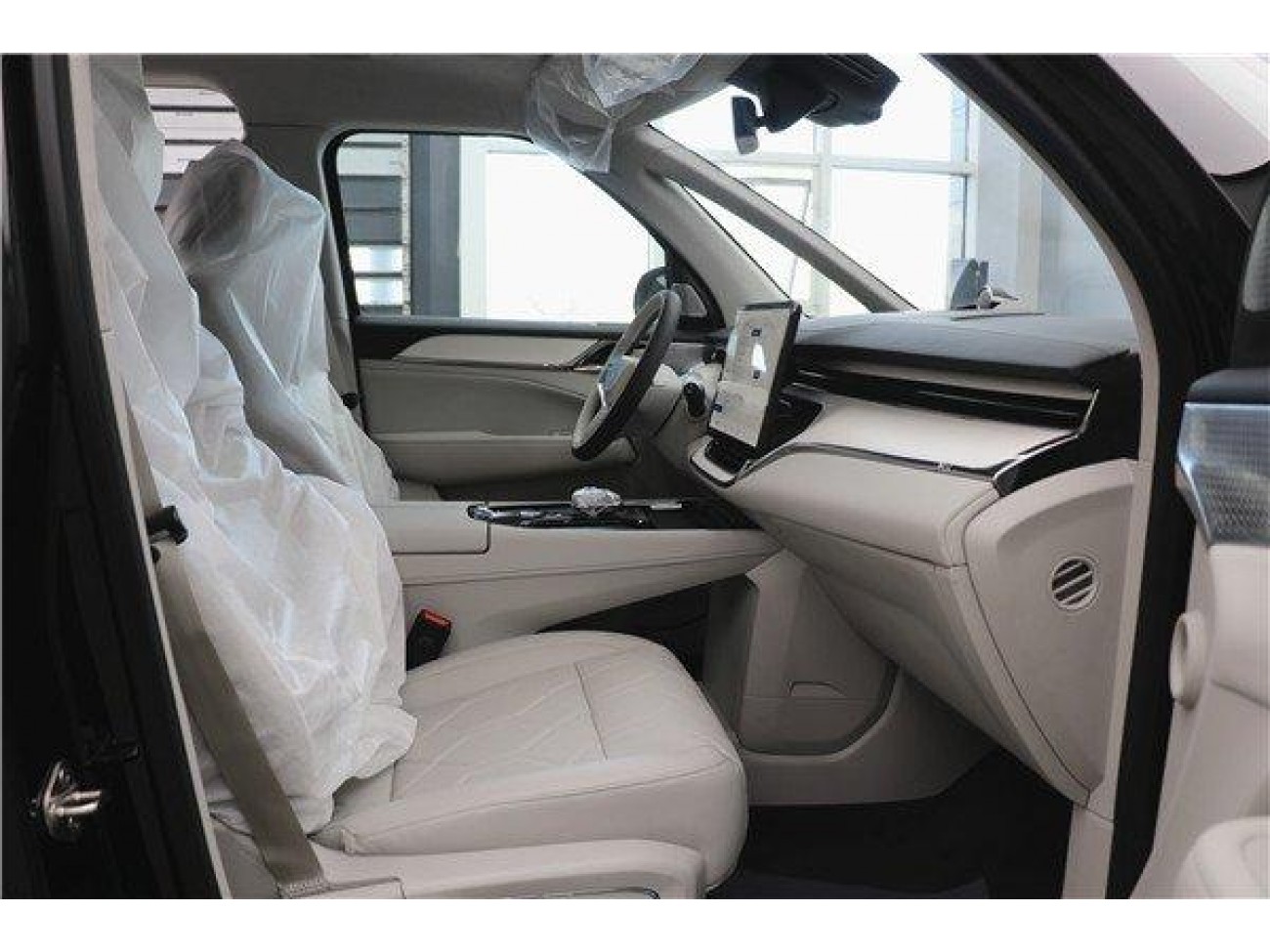 Volvo EM90 2026