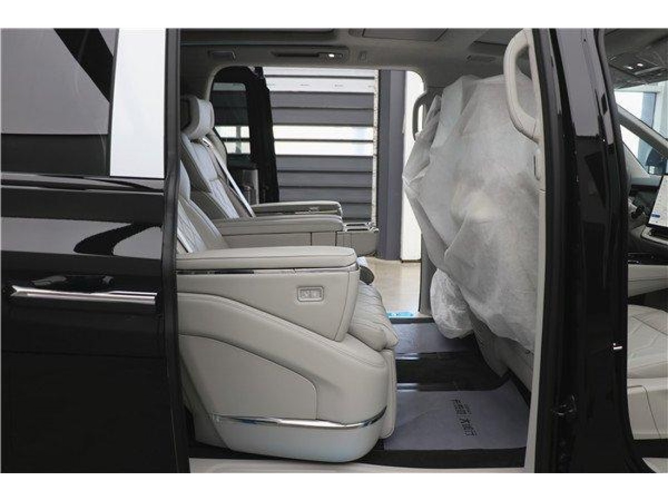 Volvo EM90 2026