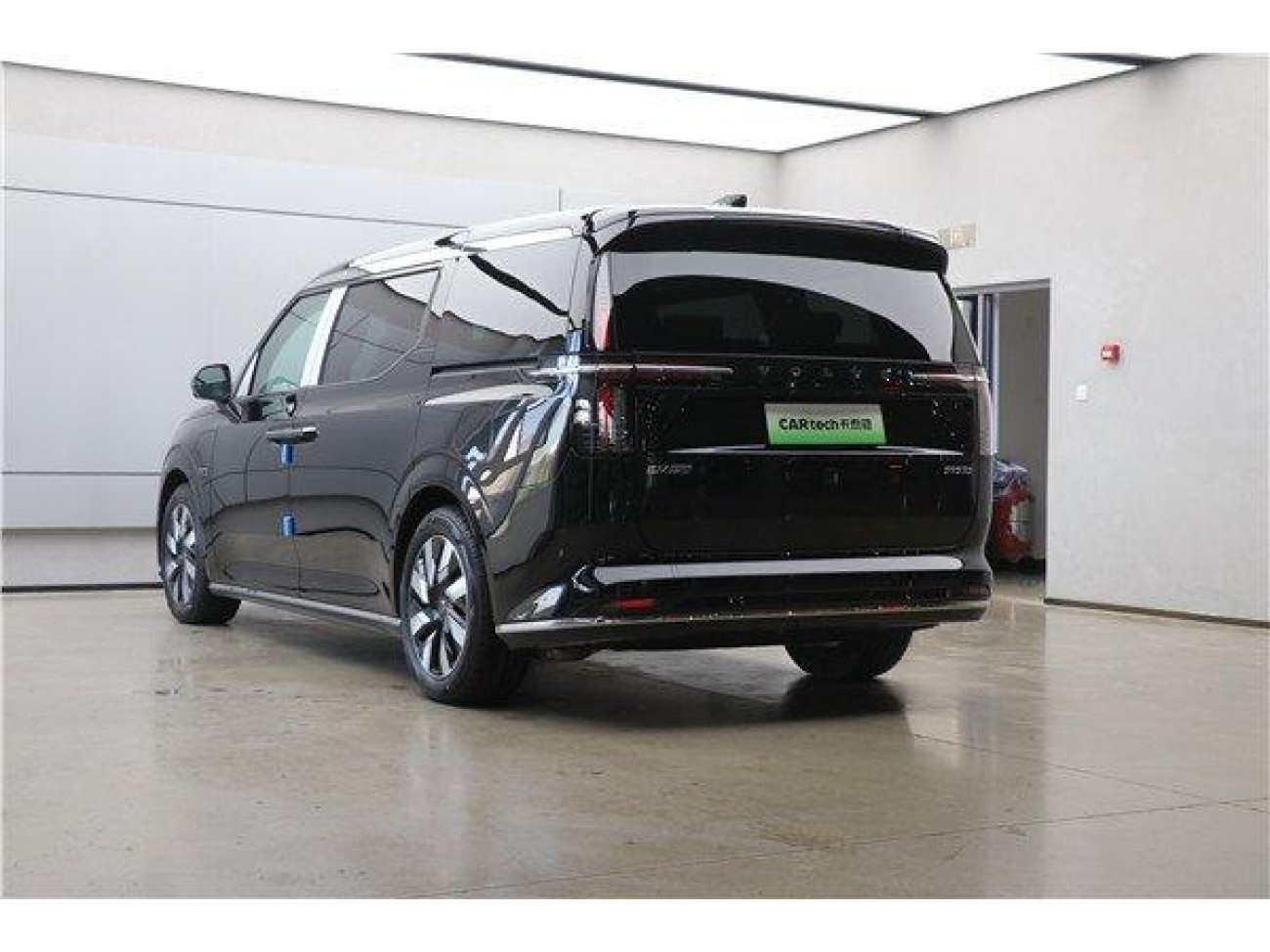 Volvo EM90 2026