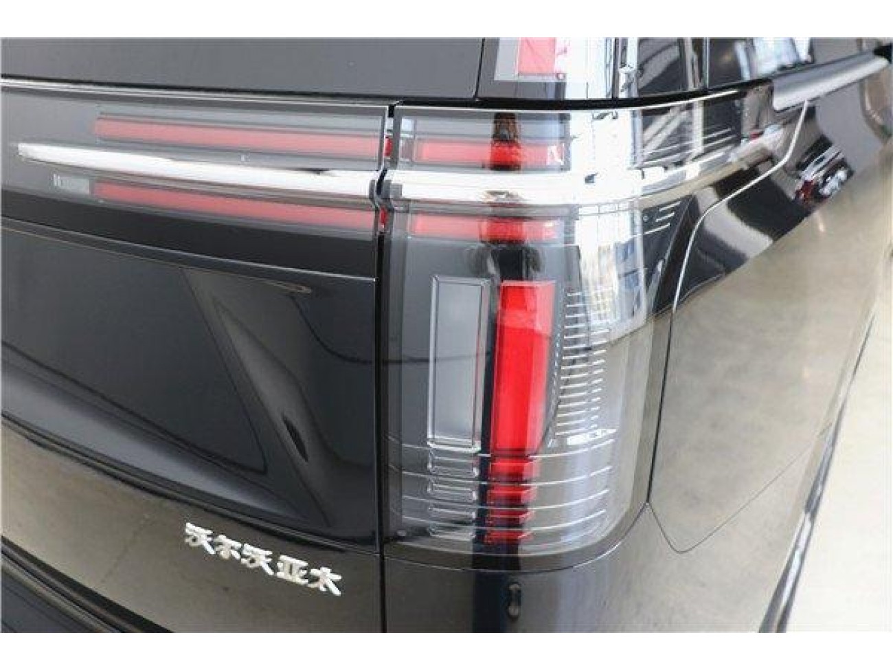 Volvo EM90 2026