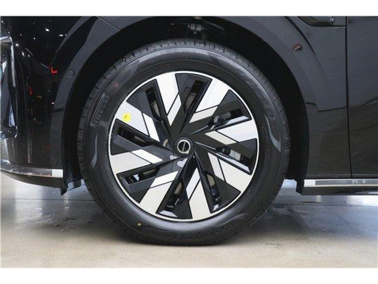 Volvo EM90 2026
